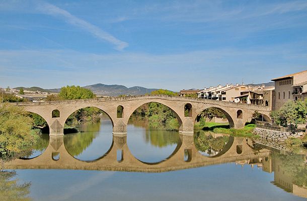 Imagen del puente románico de Puente la Reina en Navarra. Camino de Santiago. Fotografía cedida por el Archivo de Turismo «Reyno de Navarra»