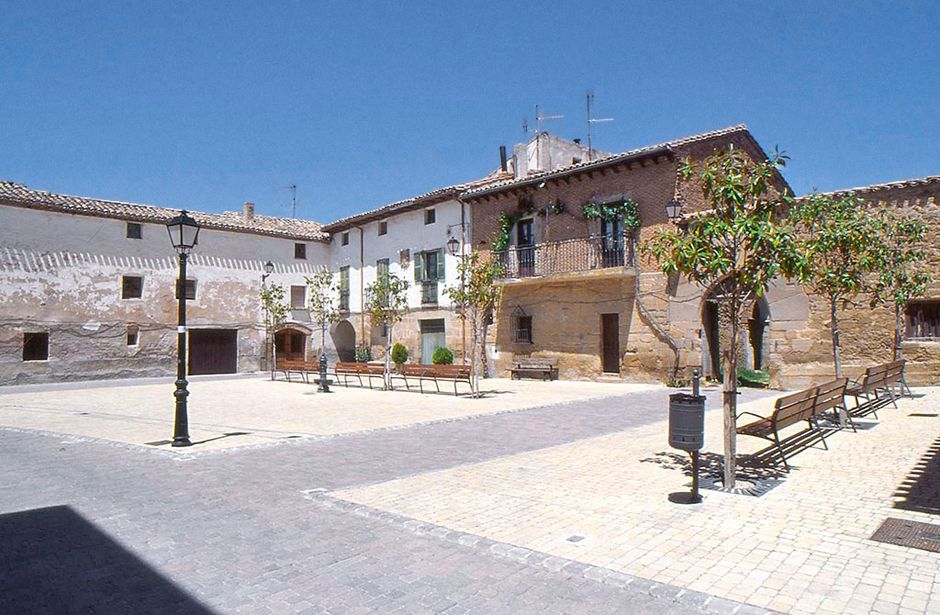Vista exterior de una calle tipica de Obanos con casas de piedra y ladrillo por donde transcurre el Camino de Santiago en Navarra. 